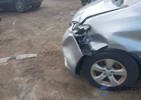 2014 Toyota Sienna Le V6 8 Passenger z USA, uszkodzony, nr VIN 5TDKK3DC7ES509855